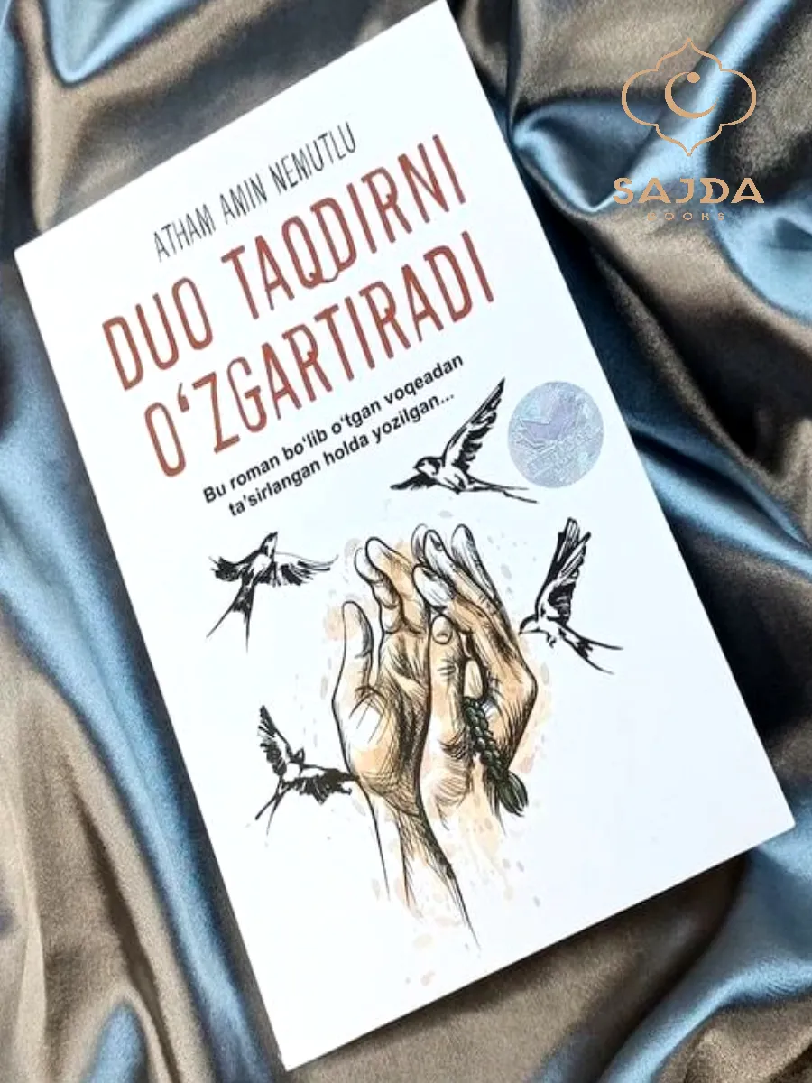 Көліктің тұсқағаздары бар жалаңаш әйел