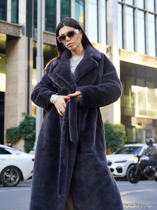 девушка в объемной искусственной шубе насыщенного цвета