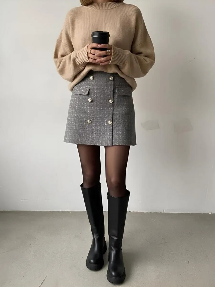 Теплая юбка трикотажная мини с пуговицами