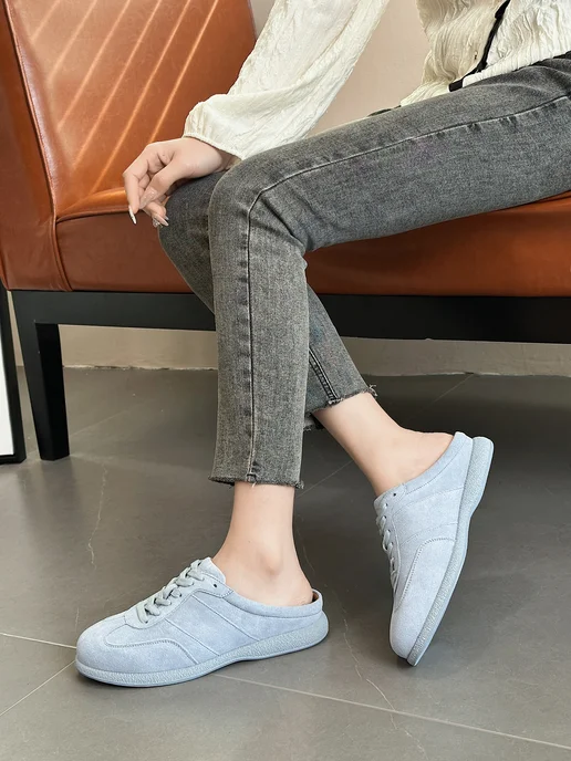 женские ноги в кроссовках без пятки